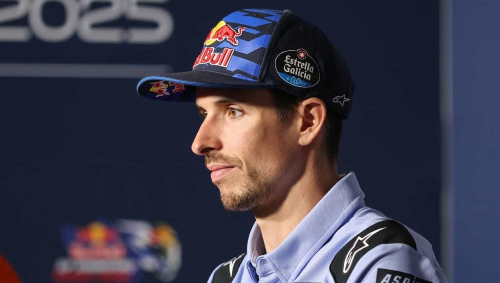 Alex Márquez. Cuando escuchamos su nombre, pensamos en velocidad, constancia y esfuerzo. Muchos conocen a su hermano Marc, un talento innato que arrasa en MotoGP. Pero Alex no nació con ese “don” para las motos. Desde pequeño, sabía que no era el más rápido ni el más natural pilotando. Y aun así, con trabajo, disciplina y perseverancia, se convirtió en subcampeón del mundo en dos categorías.