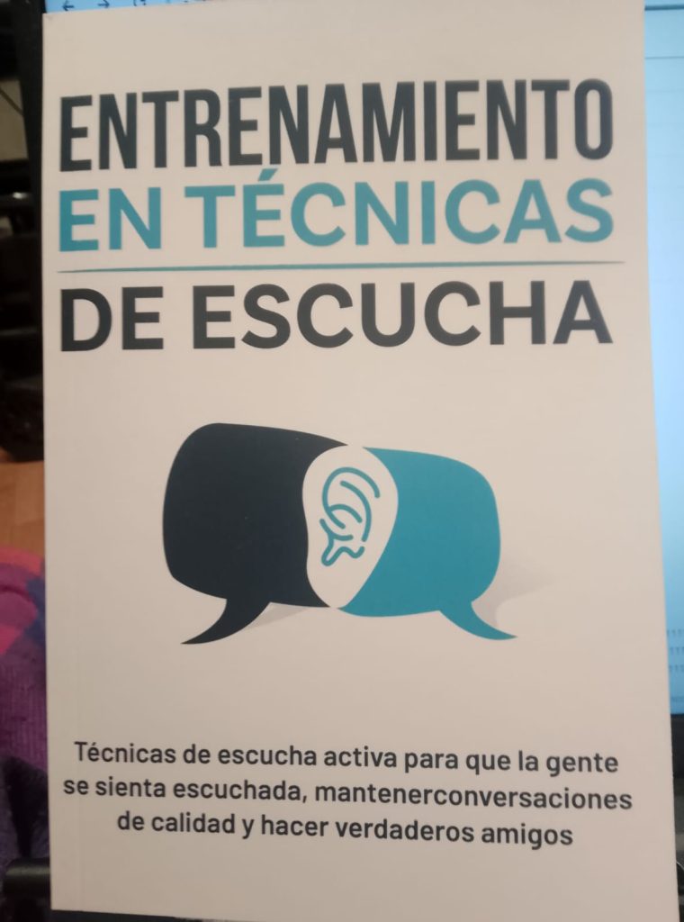 Siempre seré aprendiz, hace poco compré un libro que, a simple vista, podría parecer uno más de esos manuales que se quedan en la estantería. Pero para mí no es así. Este libro sobre técnicas de escucha representa un recordatorio de que, aunque llevo años trabajando como coach en PNL y escucha activa, todavía me falta mucho por aprender.