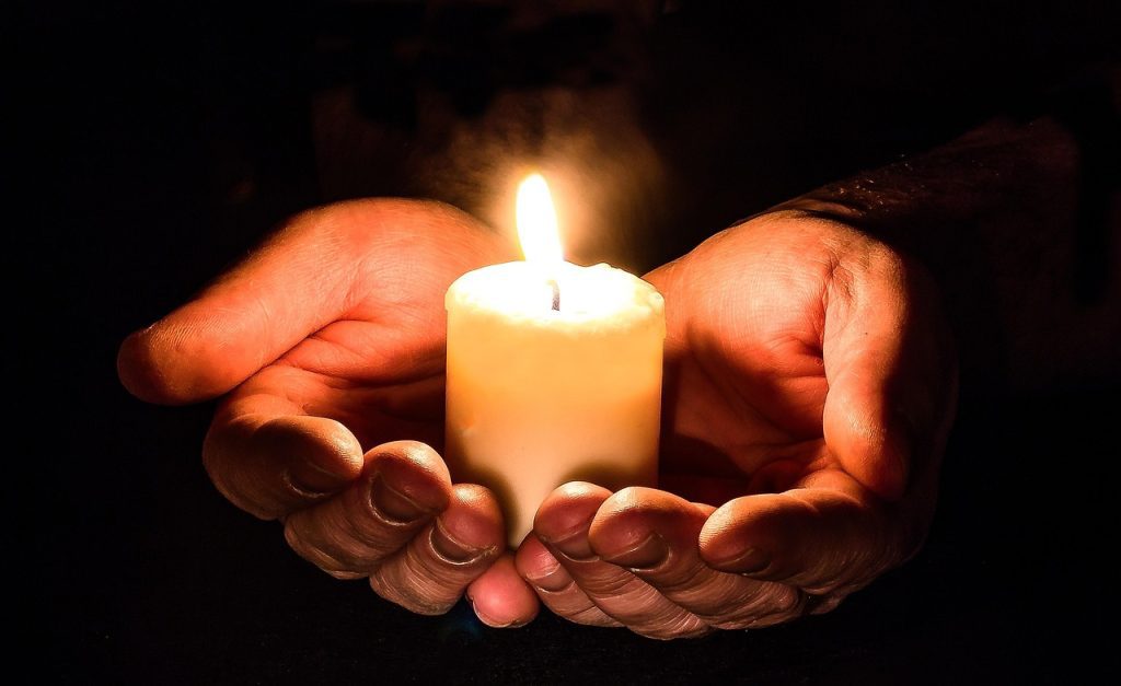 Escucha que salva
En momentos de desesperanza, cuando una persona se enfrenta a pensamientos suicidas, cada palabra escuchada puede marcar la diferencia. La escucha activa, aplicada desde el coaching profesional y la PNL, no es solo una técnica: es un espacio donde la persona puede sentirse vista, comprendida y acompañada, incluso en sus emociones más intensas y complejas.