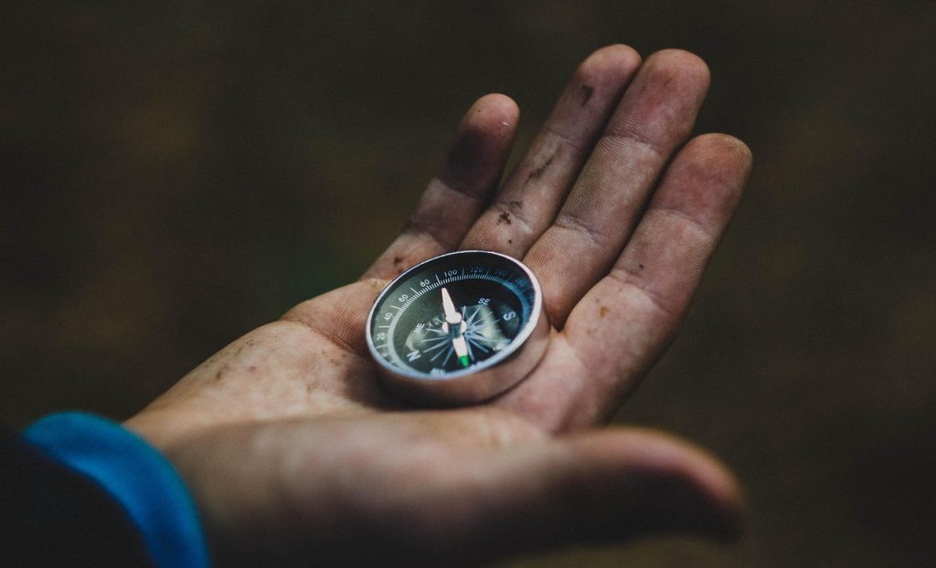 ¿Es el estrés tu enemigo?, vivimos convencidos de que el estrés es una enfermedad, un monstruo invisible que viene a robarnos la calma, el sueño y hasta la alegría de vivir. Lo etiquetamos como “malo” y luchamos contra él como si fuese un enemigo a eliminar.