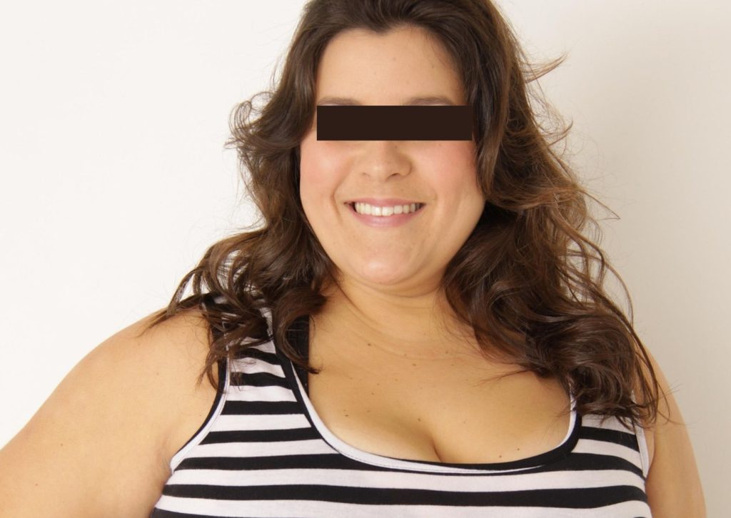 Julia dejó de llorar
Hace dos años, Julia llegó a mí como clienta. Casada, con un hijo, y aparentemente con todo en orden, pero con un llanto silencioso que la acompañaba día tras día.Se sentía sola incluso estando acompañada, y cargaba con 15 kilos de más, que no eran solo peso físico: eran el reflejo de la culpa, de la complacencia y de años diciendo “sí” cuando realmente quería decir “no”.
Lo curioso es que Julia no vino por el peso, ni por su matrimonio, ni por su hijo. Llegó porque ya no podía más con su tristeza.